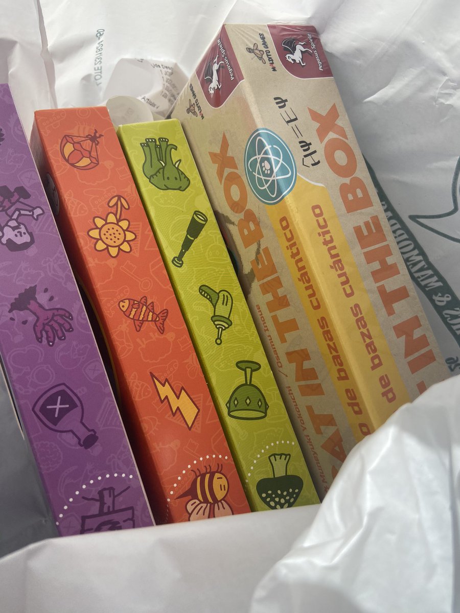 Pues ya que en casa apenas puedo jugar, qué menos que desquitarme un poco en clase con los Story Cubes. El gato en la caja si que espero estrenarlo en casa pronto. Los lunes siempre serán menos lunes si hay juegos en la mesa.