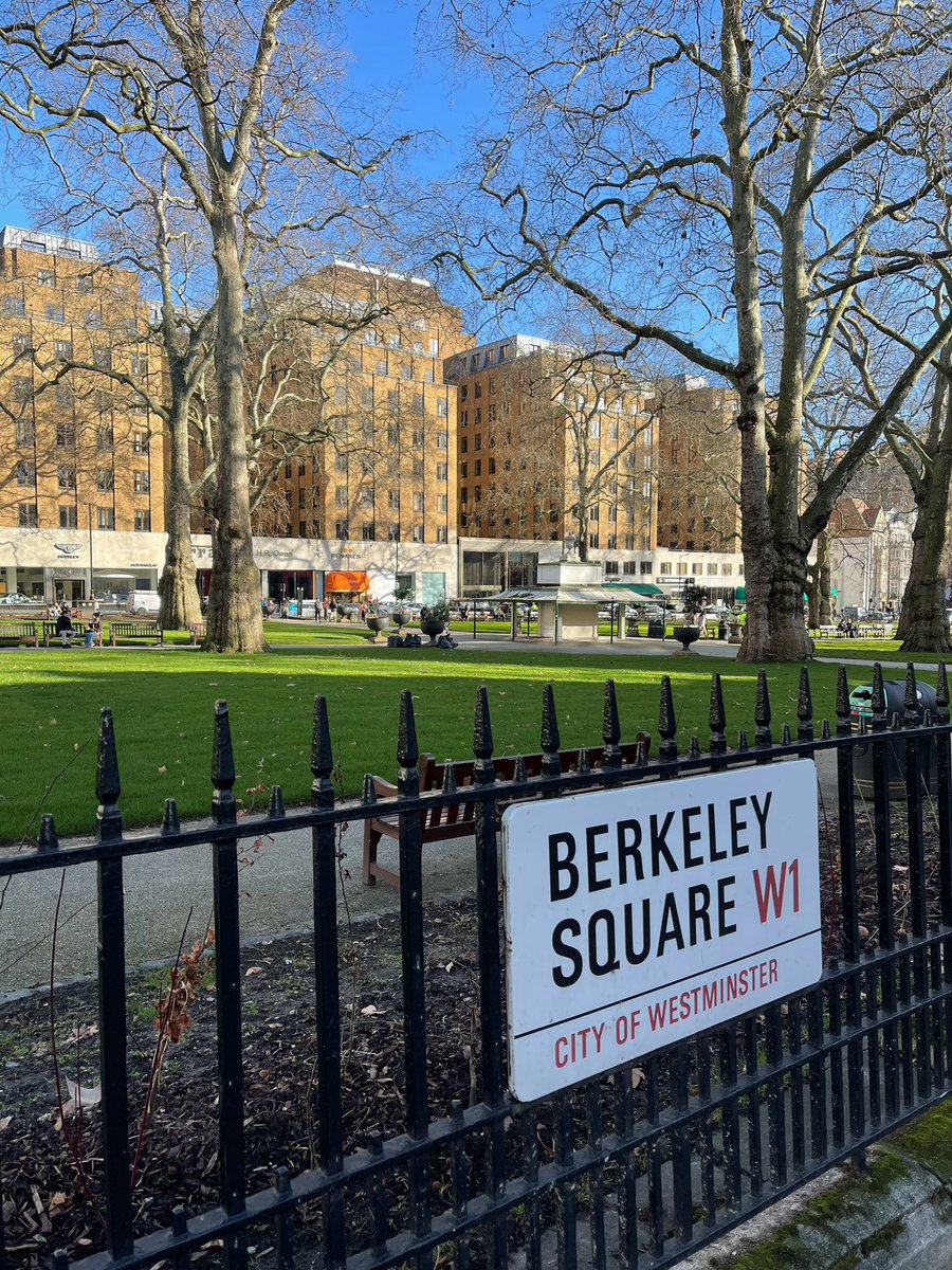 Newt_Herb's tweet photo. No nightingales..
#berkeleysquare #cityofwestminster #london #goodomens #nonightingales #nonightingalessanginberkeleysquare @GoodOmensPrime @neilhimself @michaelsheen https://t.co/bdw6RukCFr