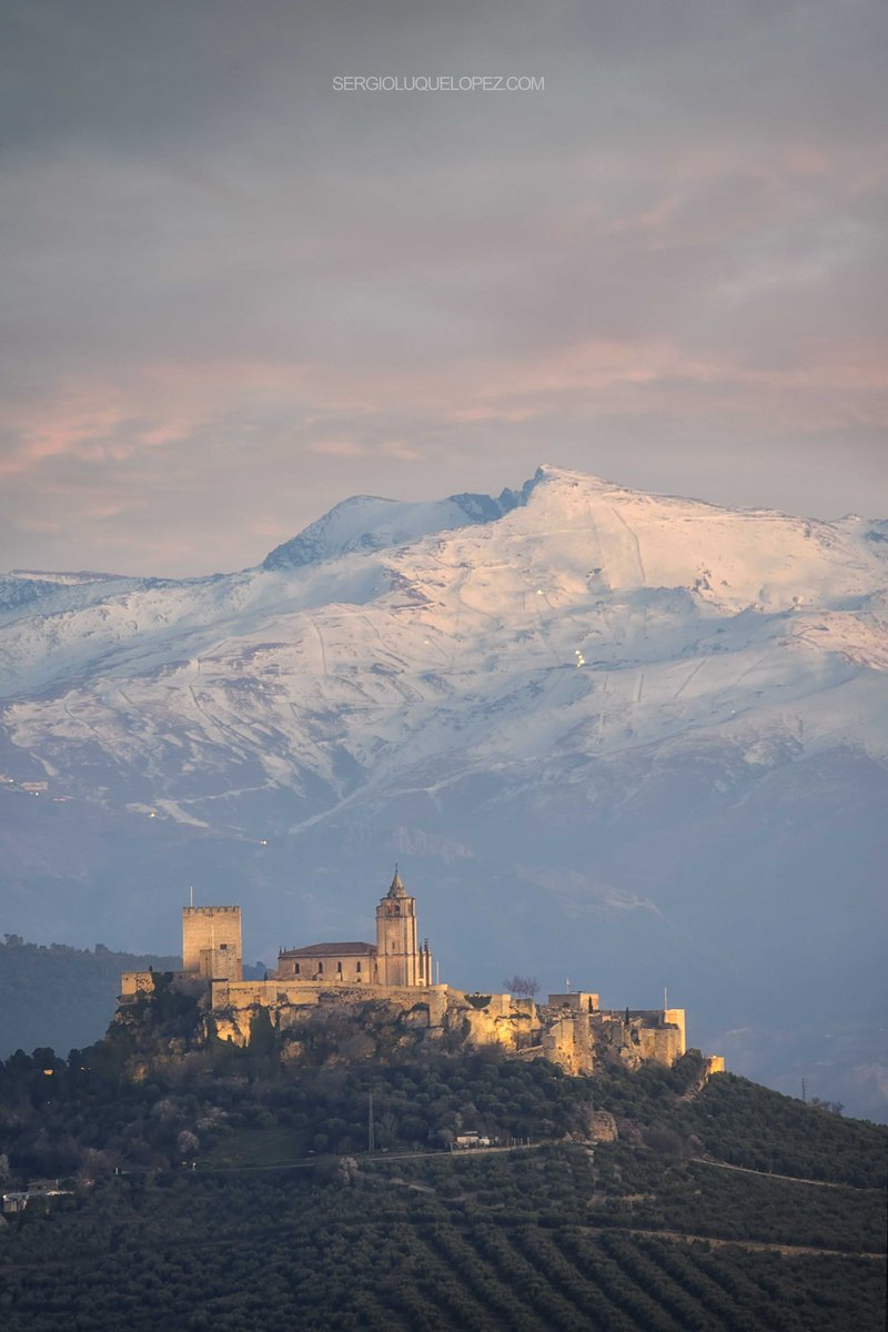 Sergioluquelope's tweet photo. Fortaleza de la Mota (Jaén) y Sierra Nevada (Granada) distancia focal 600mm. https://t.co/vJvZYEwmOi