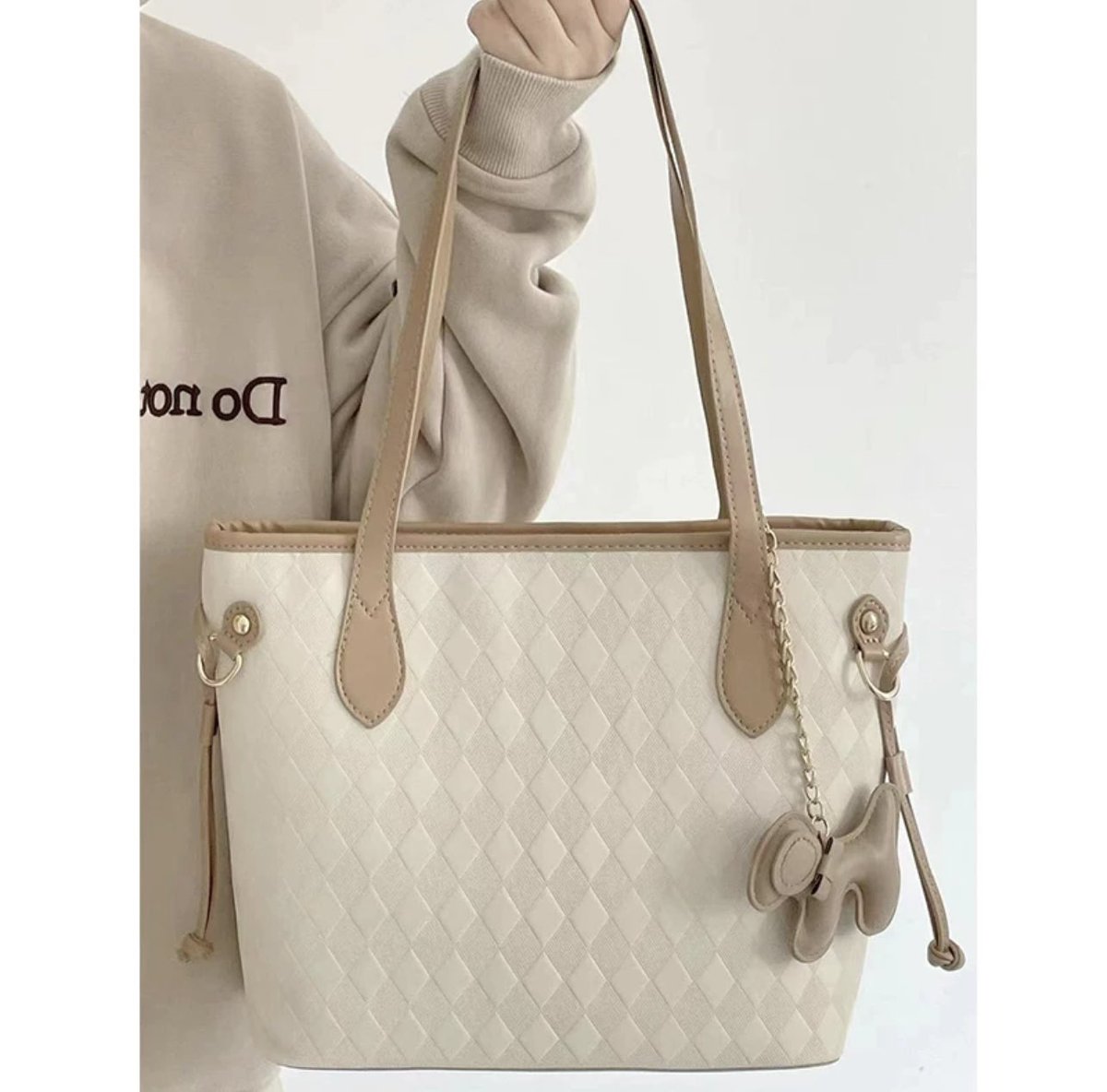 น้อยแต่มาก เรียบแต่หรู ต้อง Tote Bag ใบนี้เลยค้าบ ใหญ่สะใจ ใส่ไอแพด หนังสือ สารพัดไอเทมได้เพียบ รีวิวในเว็บคืออวยยศว่าคุณภาพหลักล้าน ราคาหลักร้อย มีอยู่จริง แม่ค้าได้โปรโรงงานลดจากใบพันกว่า เหลือเพียง 289 บาท แถมจี้ให้อีกด้วยค้าบ