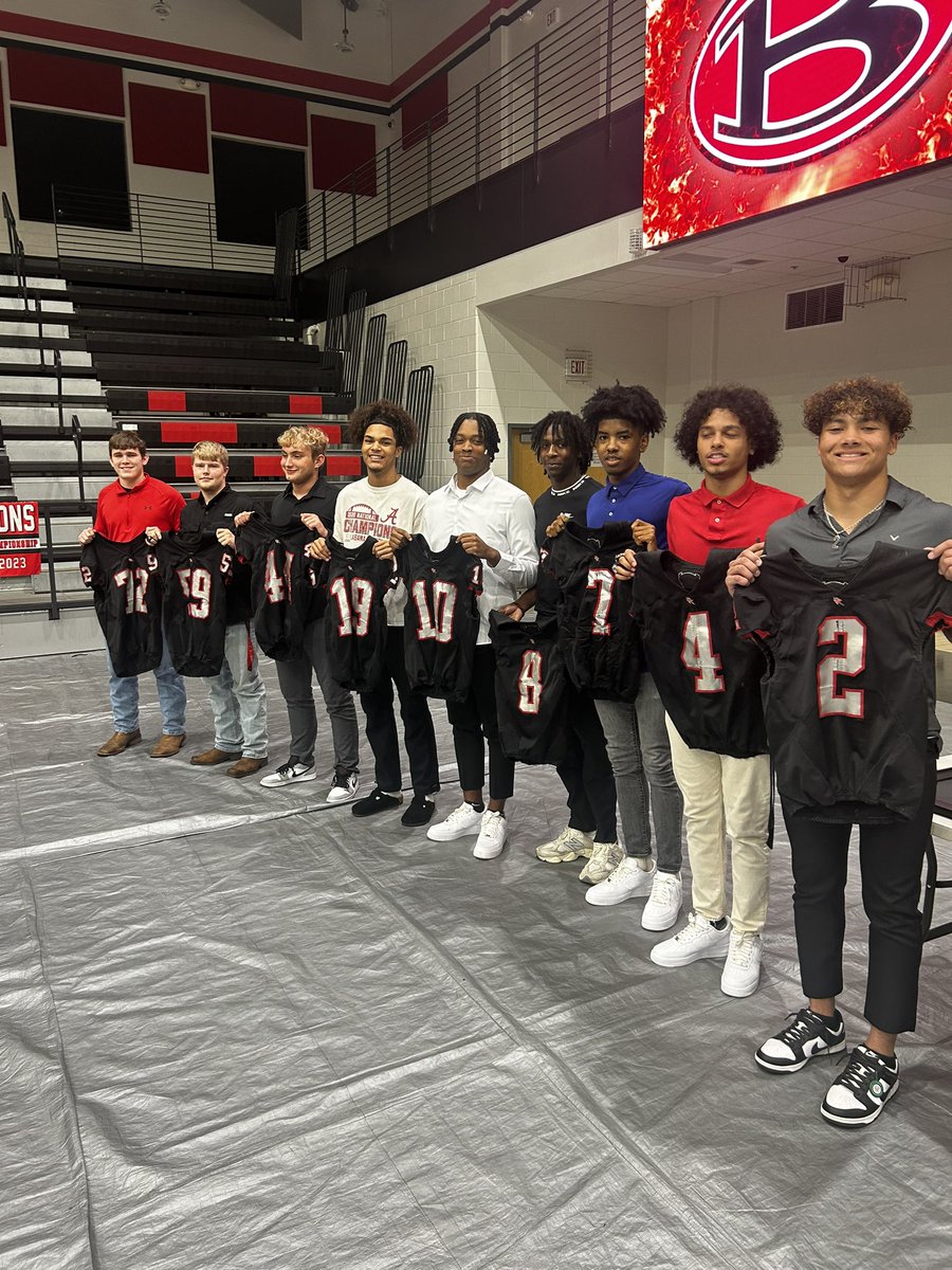bowdonrecruits's tweet photo. 44 wins, 4 region titles, 4 years undefeated in region play and 2 state championships for this group of seniors. Pretty solid group! #forksup https://t.co/wNF15CwUMZ