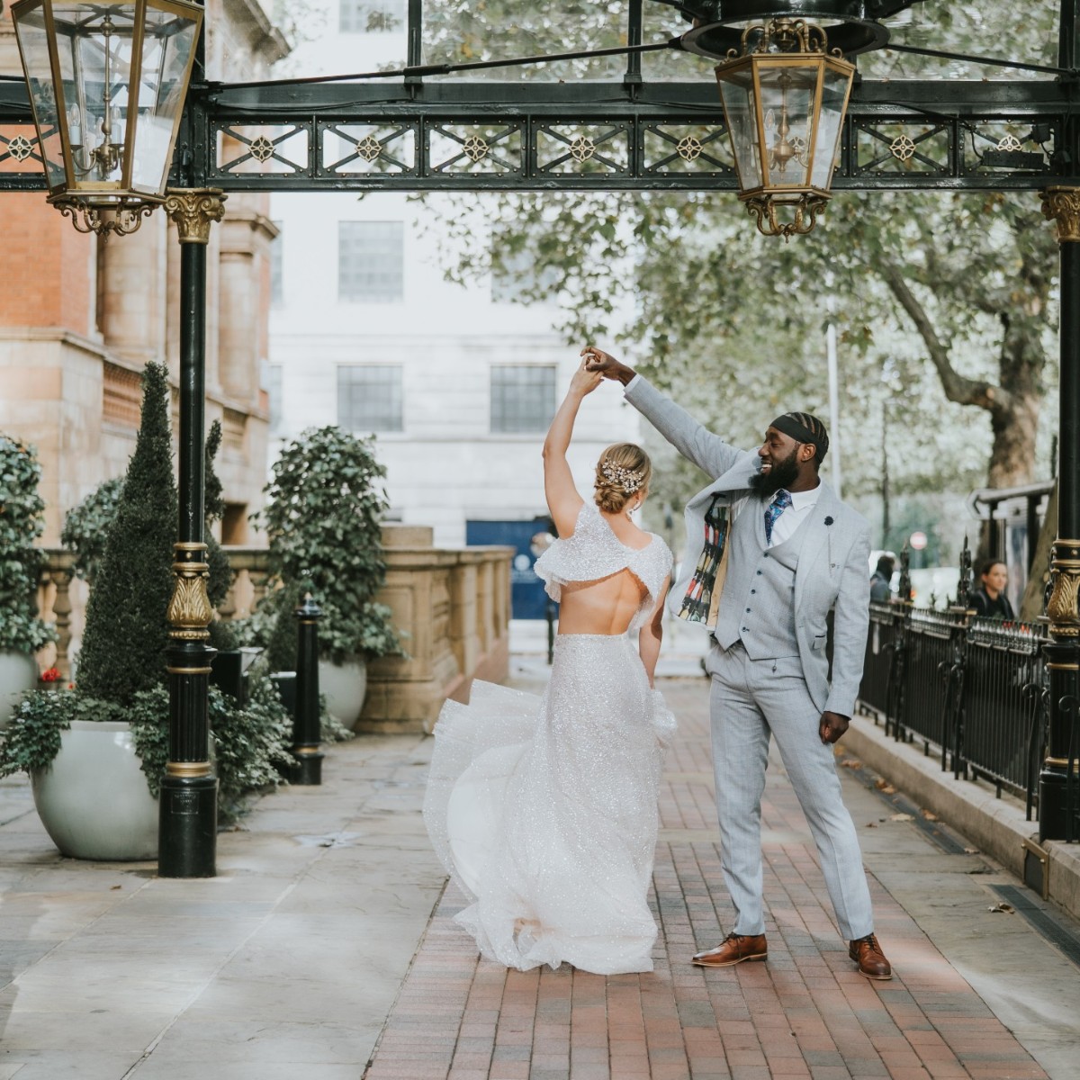 Dance like nobody is watching ✨ 📸 @poppycarterportraits #TheLandmarkLondon #LeadingHotelsOfTheWorld #LHWTraveler #Wedding #LondonWeddings