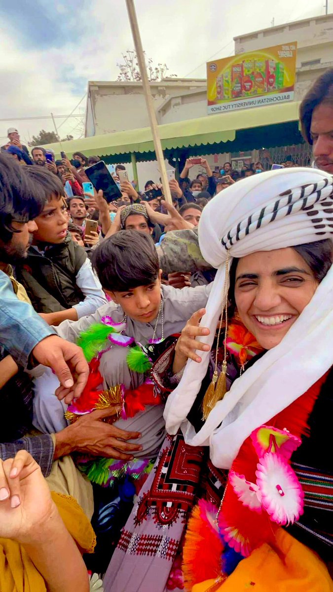 Maho_Baluch's tweet photo. مہرنگ بلوچ عوام کی ایک طاقتور آواز بن چکی ہے۔ تمام سیاسی جماعتیں بشمول نیشنلسٹ  اب بلوچ عوام کی نظروں میں ارریلیونٹ ہو چکے ہیں۔ریاستی اداروں کو بلوچستان یکجہتی کمیٹی کے بیانیے کا مقابلہ کرنے کی بجائے مسئلے کا سیاسی و آئینی حل تلاش کرنا چاہیے۔ اس سے پہلے کہ چڑیاں  چگ جائیں کھیت 🙏 https://t.co/dJatiiseDf