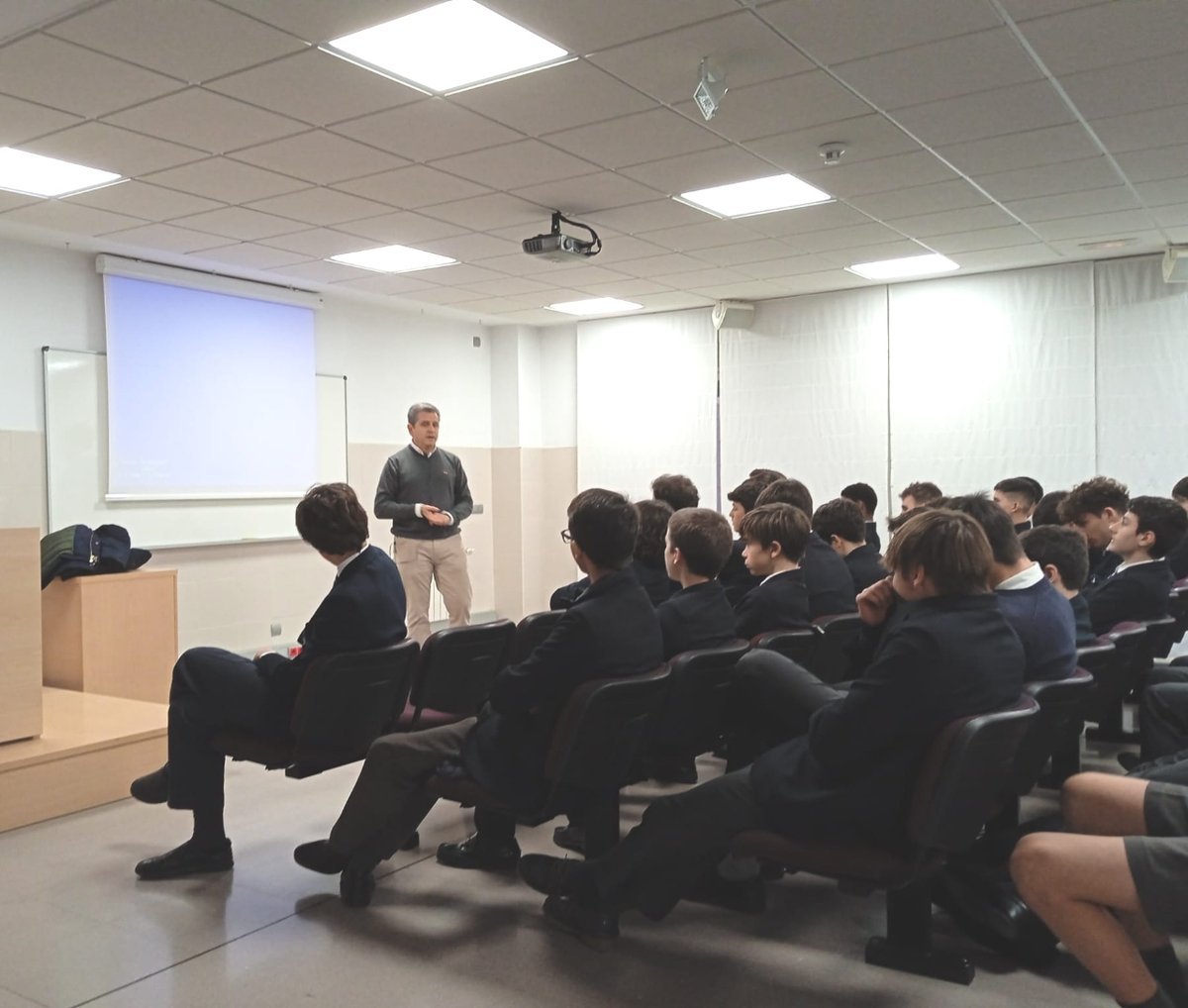 AndelColegio's tweet image. ¡Emocionante testimonio de superación! 🌟

El miércoles, Luis Mª Bailly-Baillière, directivo y padre de 6 hijos, compartió su inspiradora historia con los alumnos de #4ESO. Después de un grave accidente de tráfico nos cuenta su increíble viaje de recuperación, perdón y gratitud.