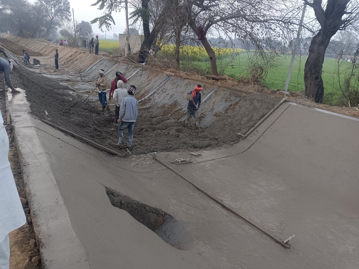Azadjakhar4's tweet photo. @cmohry @PMOIndia @anilvijminister @SunitaDuggal7 @kanda_mla नहराणा डिवीजन कसुम्भी माईनर डिंग नहर के निर्माण मे सीमेंट नाममात्र लग रही हे ना छिड़काव मे सिमंट लगा रहा करेसर की जगह लालमिट्ठी लग रही हे ध्यान दे 7206767717 https://t.co/yn74S2xX5c