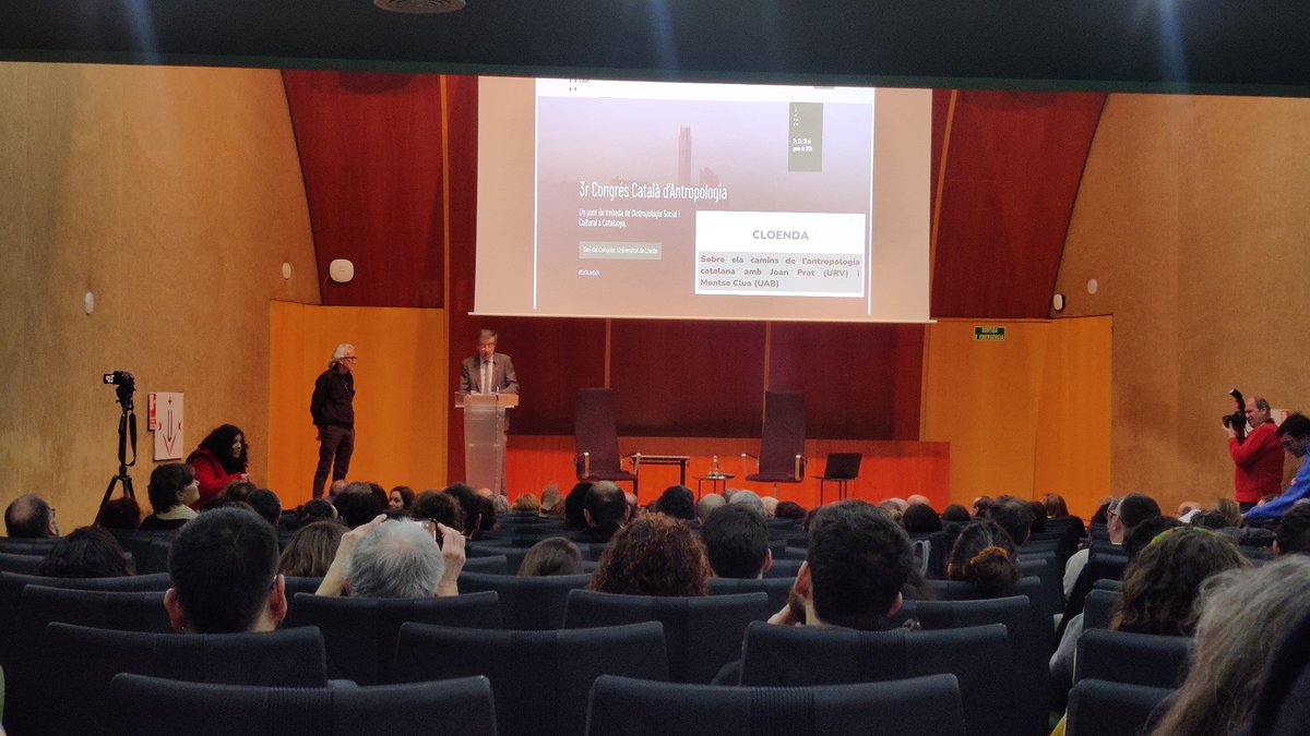 Tres dies intensos i enriquidors al #CoCA2024Lleida! Dimecres vam tenir un debat molt ric sobre fer antropologia amb moviments socials i ahir vaig escoltar abordatges molt interessants sobre tensions entre dret a l'habitatge i dret a la propietat. Per molts anys <a href="/CoCantropologia/">CoCA.antropologia</a>!