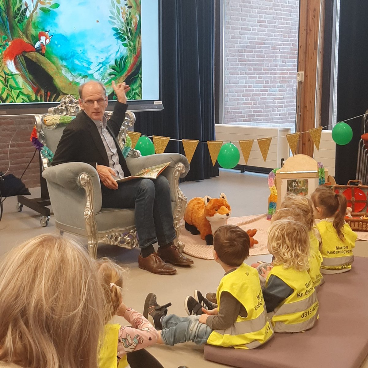 Vanaf woensdag nationale voorleesdagen 2024. Ik heb veel kinderen verrast met het boek Help! Een verrassing. Geweldig te zien hoe de kinderen meedoen en reageren op het verhaal. Ik hoop dat iedere ouder ook thuis de kinderen voorleest. <a href="/CPNB_Onderwijs/">CPNB Onderwijs</a> <a href="/BiblVeluwezoom/">Bibliotheek Veluwezoom</a> <a href="/_miriambos/">Miriam Bos</a>