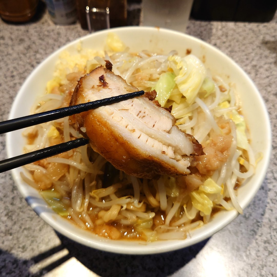 ramen__engineer's tweet photo. 店名：#ラーメン宮郎
メニュー：ラーメン並盛 1,100円（コール：全マシ）

行列店「煮干しつけ麺宮元」のセカンドブランドとしてオープンしたお店🍜
乳化スープはまろやかさがあり、極太の自家製麺との組み合わせもよく食べやすい一杯でした✨

詳しい情報はブログへ↓
https://t.co/ZcfVU9INr5 https://t.co/vi3QAkYUb4