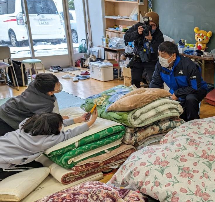 本日26日、輪島市と珠洲市の避難所を訪問。輪島市では、總持寺周辺や、火災のあった朝市通りをはじめ、門前や町野の被災状況などを確認しました。避難されている方の餅つきにお誘いいただき、皆さんの笑顔も見ることができましたが、多くの方から「仮設住宅を心待ちにしている」という声をいただき、避