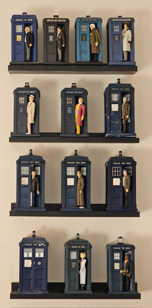 ChallisWho's tweet image. So so so happy with my collection with the new @therealjomartin Fugitive Doctor figure and Tardis! Welcome to the family ❤️ I couldn't decide where to place her, so I decided to do it in the order we see it on screen ❤️❤️➕️🟦