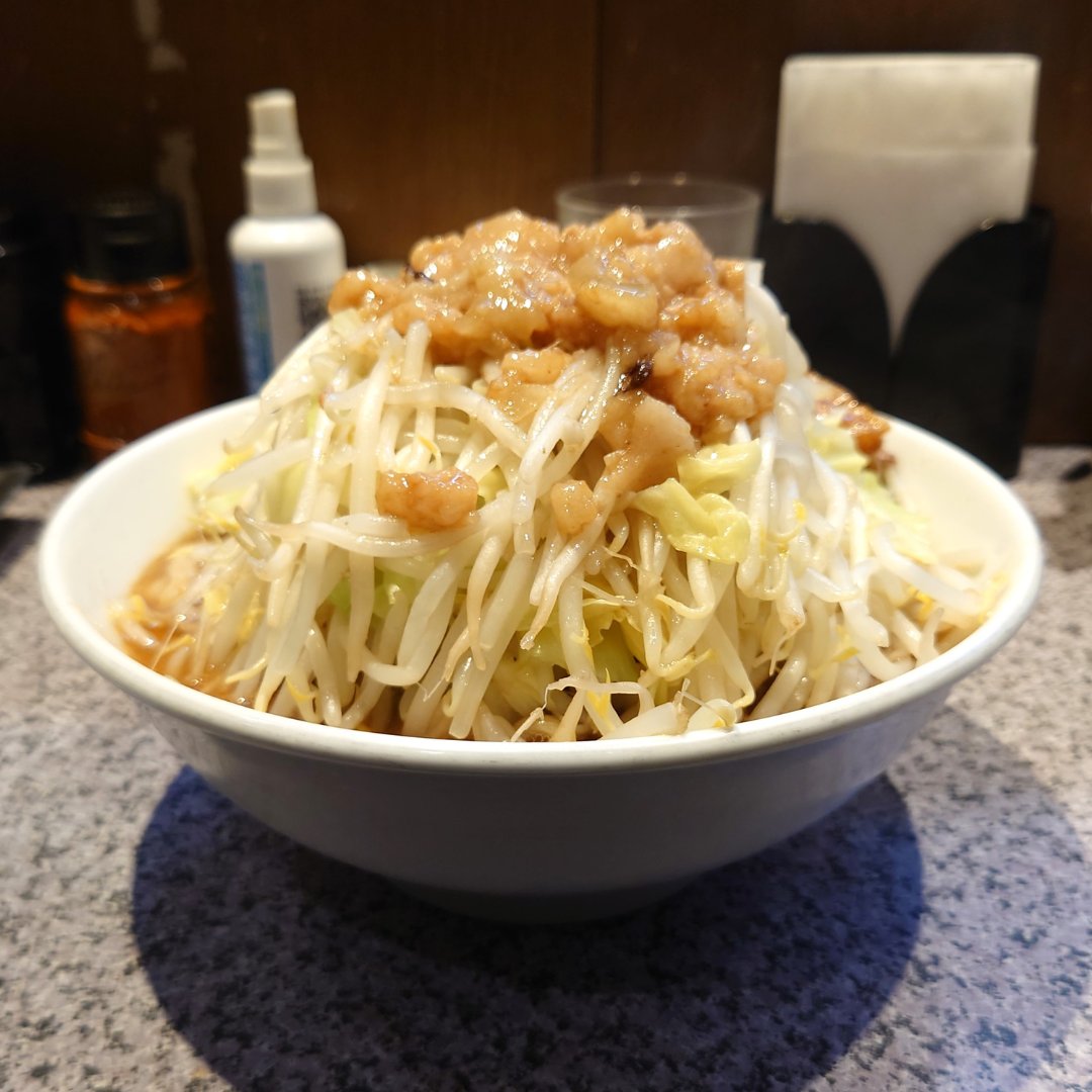 ramen__engineer's tweet photo. 店名：#ラーメン宮郎
メニュー：ラーメン並盛 1,100円（コール：全マシ）

行列店「煮干しつけ麺宮元」のセカンドブランドとしてオープンしたお店🍜
乳化スープはまろやかさがあり、極太の自家製麺との組み合わせもよく食べやすい一杯でした✨

詳しい情報はブログへ↓
https://t.co/ZcfVU9INr5 https://t.co/vi3QAkYUb4