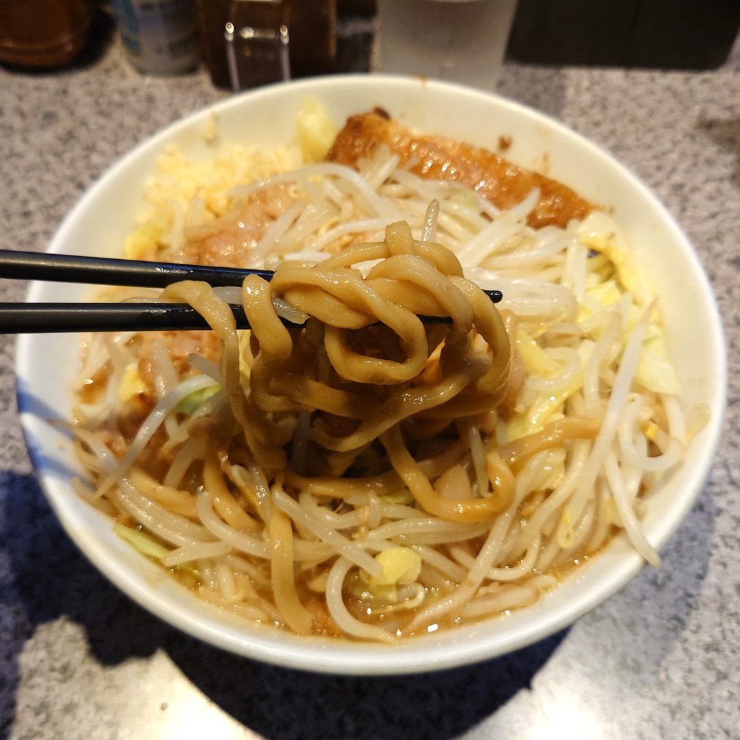 ramen__engineer's tweet photo. 店名：#ラーメン宮郎
メニュー：ラーメン並盛 1,100円（コール：全マシ）

行列店「煮干しつけ麺宮元」のセカンドブランドとしてオープンしたお店🍜
乳化スープはまろやかさがあり、極太の自家製麺との組み合わせもよく食べやすい一杯でした✨

詳しい情報はブログへ↓
https://t.co/ZcfVU9INr5 https://t.co/vi3QAkYUb4