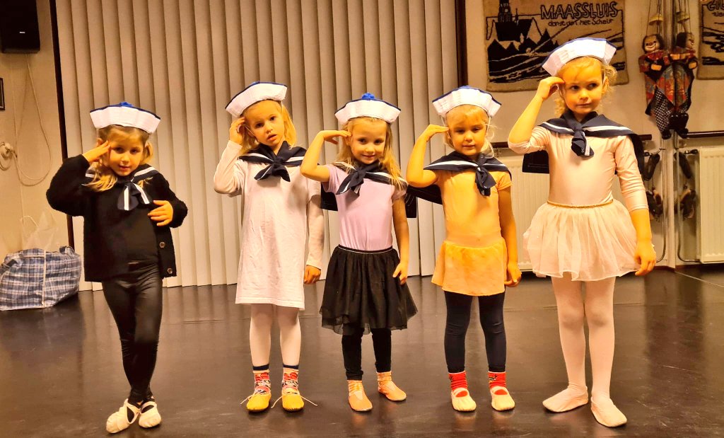 MarionSchouten's tweet photo. Vast matrozen petten en kragen passen!
#theaterkoningshof #leerlingenvoorstelling #8juni2024 #maassluis #balletstudio #dans #plezier #JongEnOud #kostuums https://t.co/BPsmQMQHbn