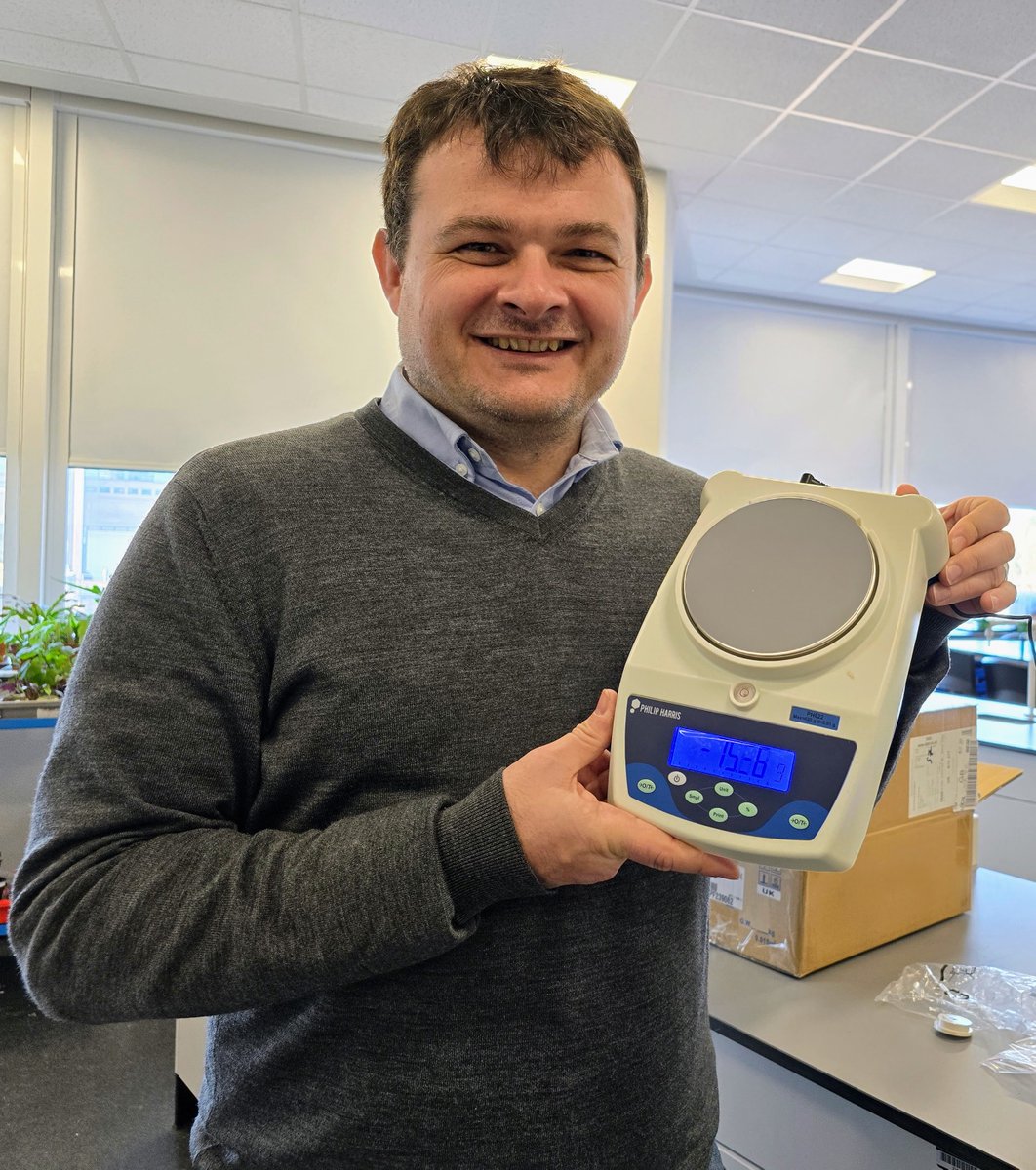 New top pan balance arrived in the lab from <a href="/Philip_HarrisUK/">Philip Harris</a> <a href="/FindelEducation/">Findel</a> - thanks again! Cant believe I won the competition at <a href="/theASE/">The ASE</a> conference 24 <a href="/UoBTeach/">UoBTeach</a>