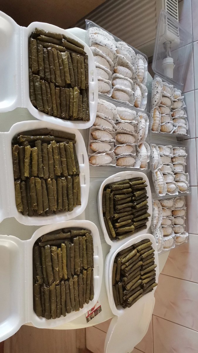 50 kişilik nişan organizasyonu için hazırladığım lezzetler yiyenlere afiyet olsun. Hayırlı olsun 🌺 🎗️5 kilo yaprak sarma çiğ 🎗️2 tepsi Elmalı kurabiye.. 60 adet #salihli #manisa