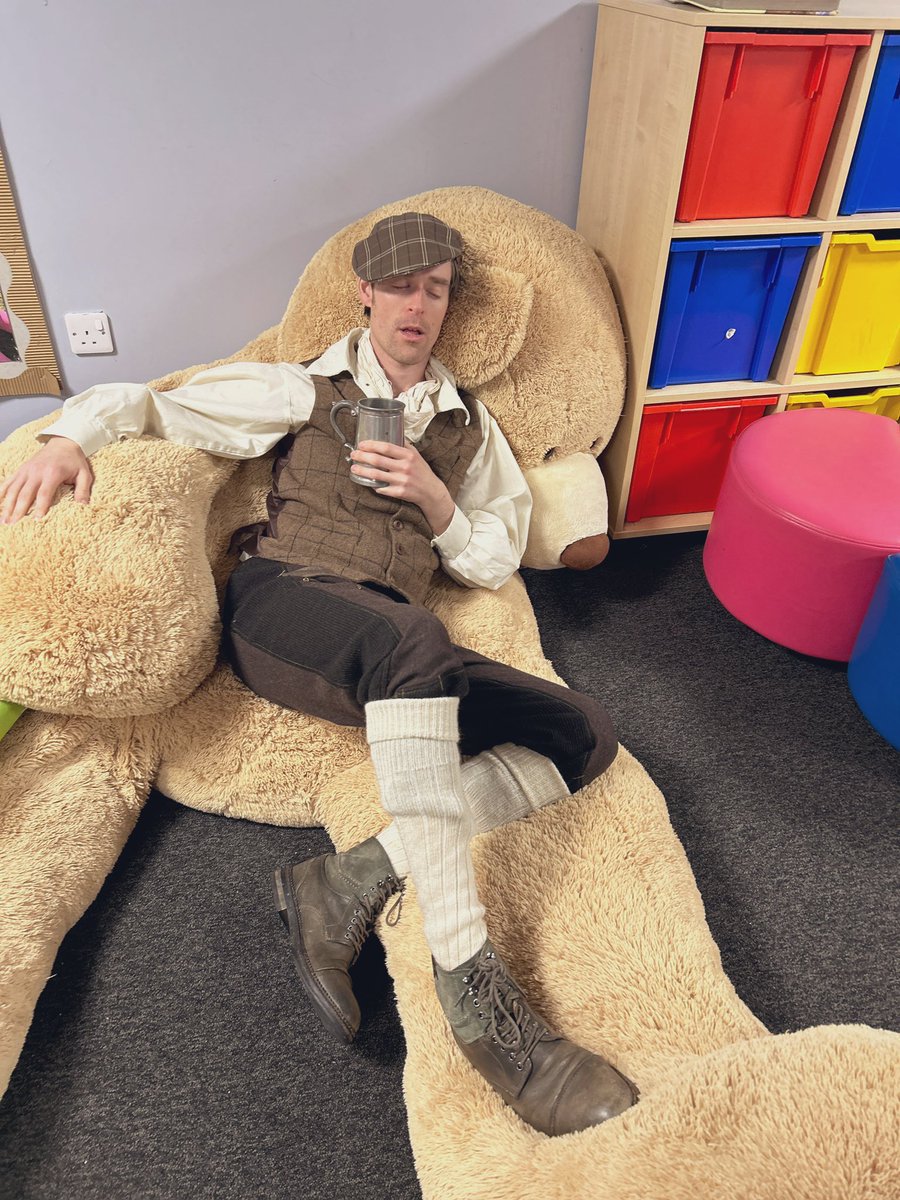 Looks like Rabbie might’ve had too much fun at his birthday party last night! Fortunately @MoorfootPr has a wee pal he can coorie into for a wee snooze 💤 #burns #burnsforweans #rabbieburns #scots #burnsday