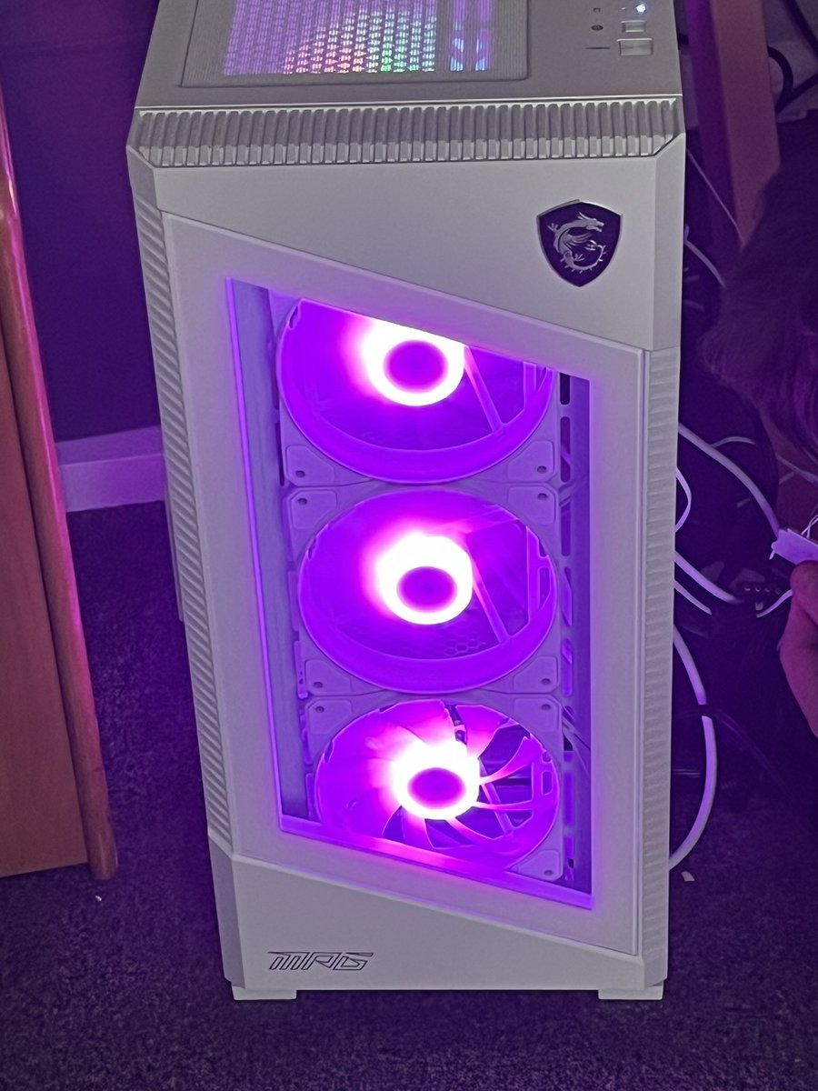 BlueBug89's tweet image. Finally have a gaming pc again and a new monitor 😍 only took me and my 14 year old 3 hours to build mind 🤣 but she is a beaut 😍😌 #MSI #gamingpc #msimonitor #newpcbuild