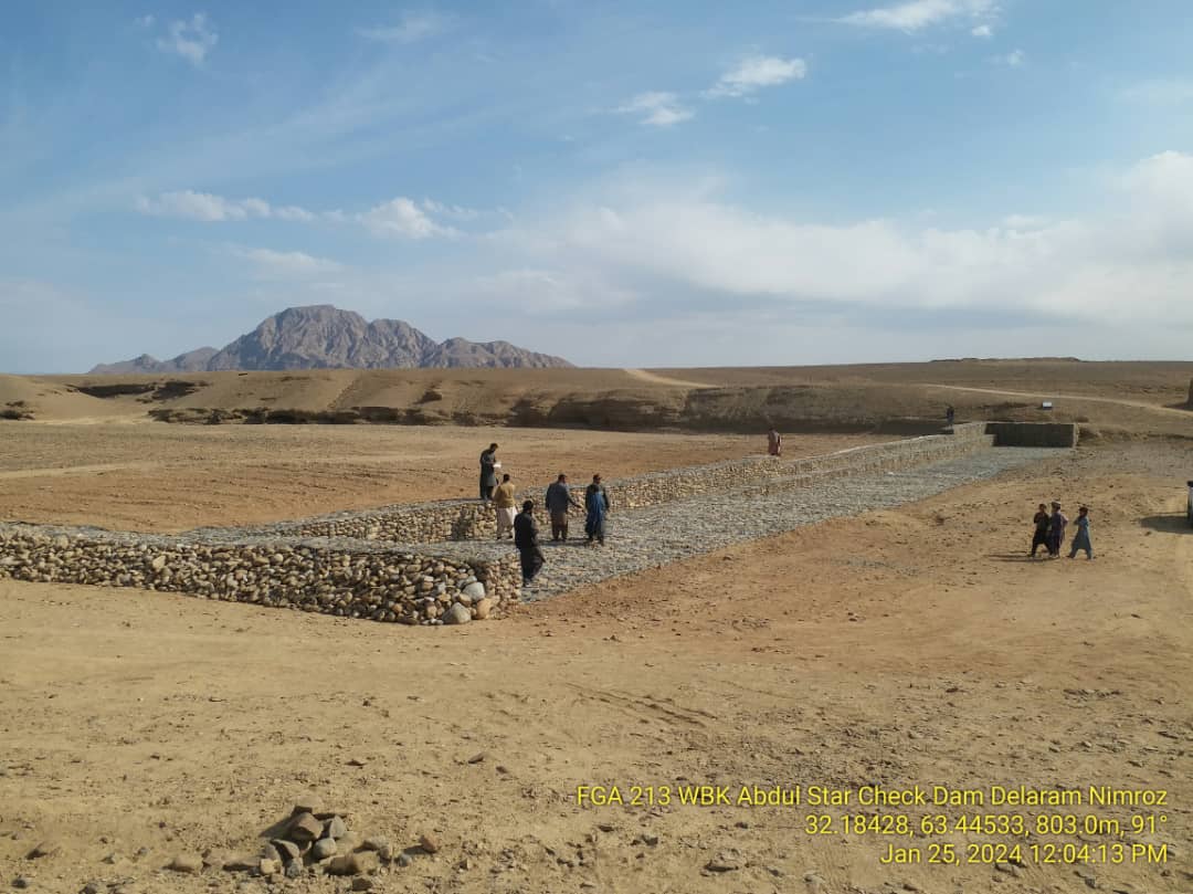 FAOAfghanistan's tweet image. Throughout the country, @FAOAfghanistan's engineers work with communities and companies to build check dams and other water harvesting structures, like here in #Delaram,  #Nimroz; so that when rain finally returns to Afghanistan the water can be collected, avoiding flash floods.