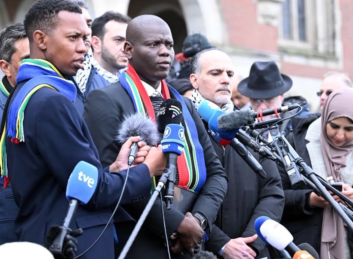 Hoy es un día histórico. Es demasiado grande lo que acaba de pasar.

Estos abogados sudafricanos, que sufrieron el Apartheid de niños, lograron que la corte de justicia más importante del mundo acepte la acusación de genocidio contra Israel en Gaza. Es muchísimo.
ENORME DIGNIDAD.