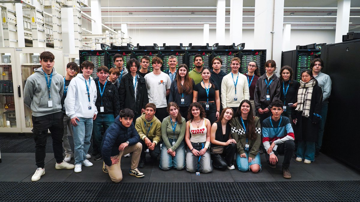 🚀El #BojosperlaSupercomputació ja ha donat el tret de sortida!

🙋‍♀️🙋Durant 15 setmanes, 26 joves  coneixeran de primera mà la recerca que s’hi realitza al BSC.

💻La primera sessió va anar a càrrec del director d’Operacions, <a href="/GironaSergi/">Sergi Girona</a>

#BojosperlaCiència