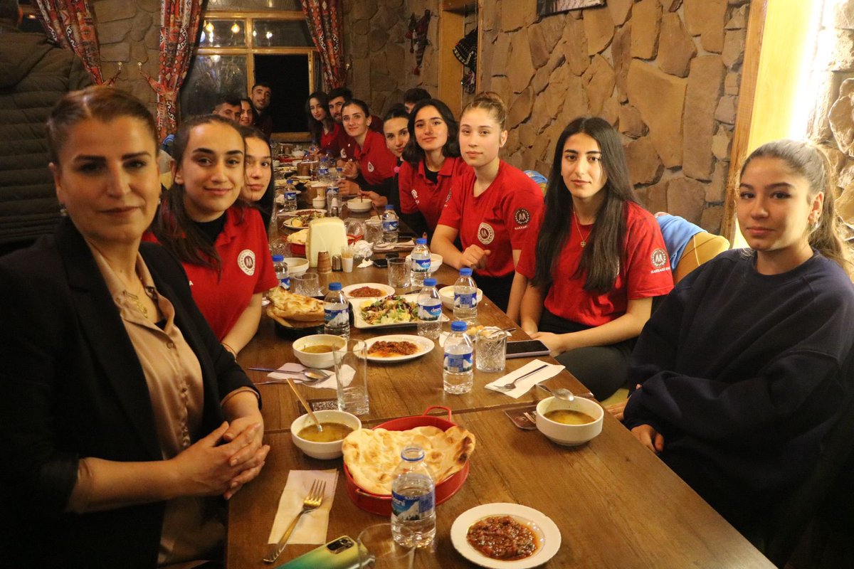KayaZeydin's tweet photo. 📍Hakkari/Merkez

✅Sportif Faaliyetler Kulübüyle Buluşma

Belediye Başkan Adayımız Sn. İsmet ÖLMEZ ile birlikte;

Hakkari Sportif Faaliyetler Kulübünün düzenlemiş olduğu programda sporcularımızla bir araya geldik. 

Sıcak ve samimi sohbetler ettiğimiz programda sporcularımızın taleplerini dinledik.

Çocuklarımız ve gençliğimiz için Hakkari spor camiasını desteklemeye devam edeceğiz.

Her zaman sporcularımızın yanındayız. 

Sporumuza ve sporcularımıza verdiği destekleriyle gönüllerde taht kuran Belediye Başkan Adayımız Sn. İsmet ÖLMEZ’e sporcu kardeşlerimiz adına şükranlarımı sunuyorum. 

Hakkari’mizi, 1. Ligde temsil eden Hakkari Sportif Faaliyetler Erkekler Voleybol takımımıza, Bölgesel Ligde temsil eden Kadın Voleybol takımımıza ve Hakkari’mizi birçok dalda temsil eden sporcularımıza  başarılar diliyoruz. 

#HakkarideSporVar 

@Akparti 
@RTErdogan 
@ismetolmezhkr