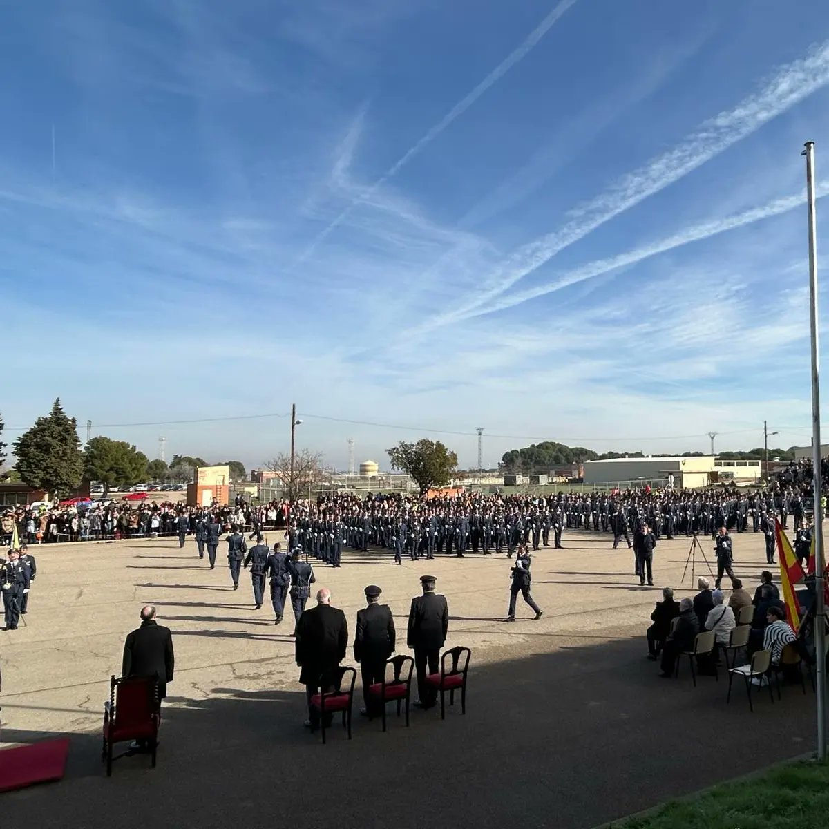 DelGobEnAragon's tweet photo. 🇪🇸 El Delegado, @fbelblazquez, ha asistido a la #jura de #bandera de 455 soldados del @EjercitoAire pertenecientes a la #ETESDA en la #BaseAérea de #Zaragoza 🇪🇸 https://t.co/JlVvgUJOyN
