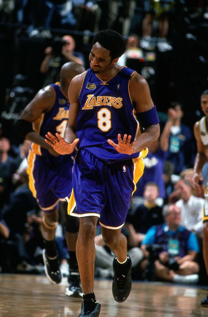 LakerCentral365's tweet photo. Legends live forever. 🙏🏾 #KobeBryant https://t.co/j9ramh016a