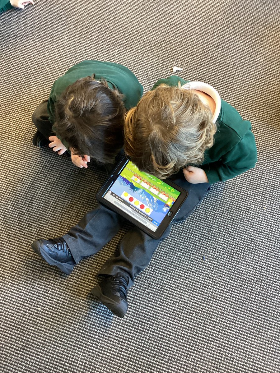 We enjoyed using the iPads this morning to consolidate our learning on repeating patterns 🔵🟧🔵🟧 We took turns with our friends 👫#UW #Mathematics #PSED