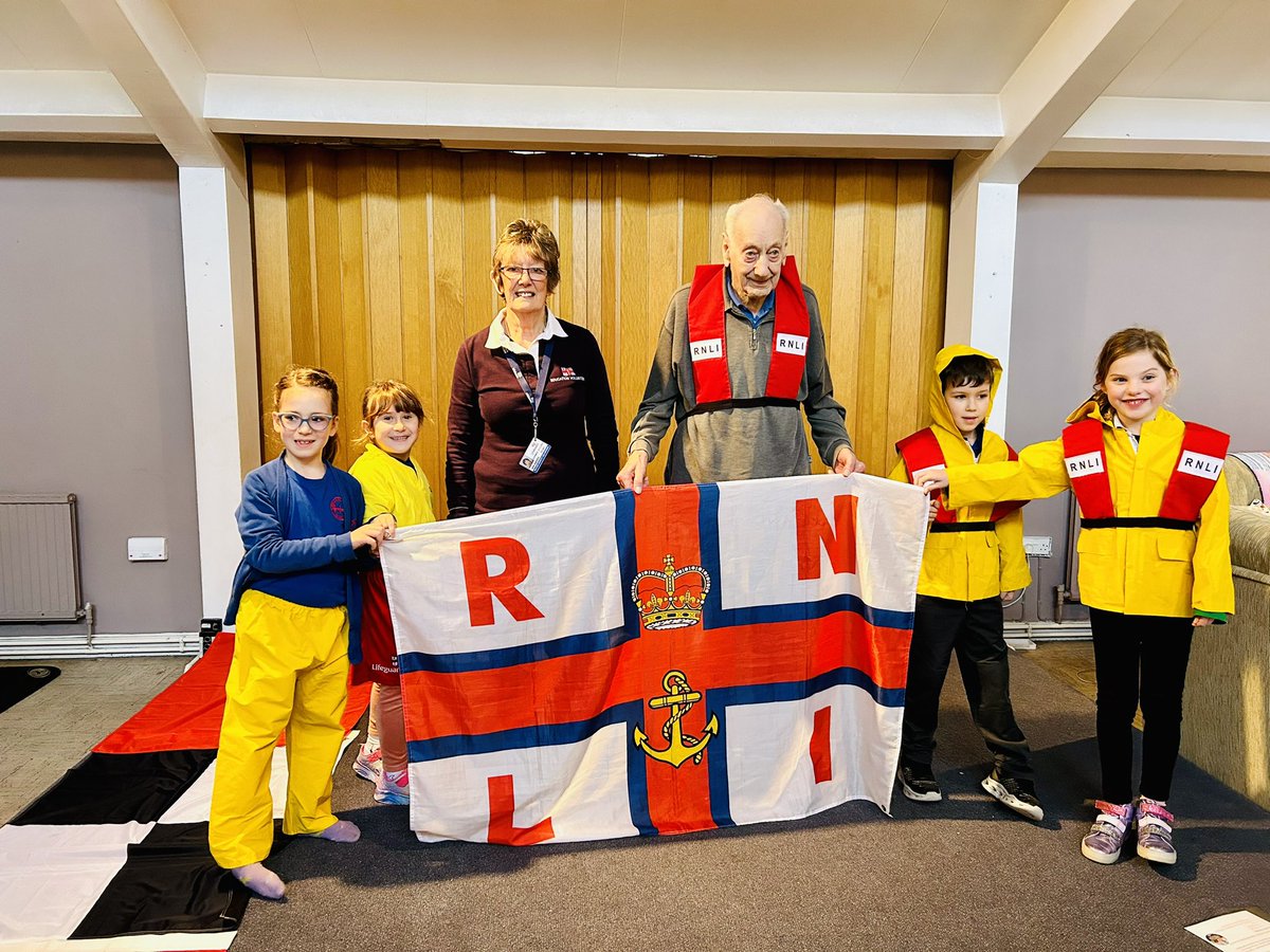 This week we welcomed amazing Jan from the Royal National Lifeboat Institute to tell us about the work of the RNLI and offer important water safety advice. Did you know the busiest lifeboat station in the UK is right here in London?! 🛟 #Grandfriends #lifeboats #Intergenerational