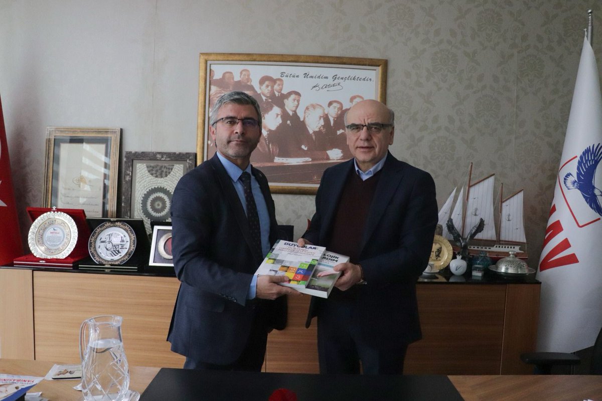 turkpdrdernegi's tweet photo. Özel Eğitim Öğretim Kurumlarında sunulan Psikolojik Danışma ve Rehberlik Hizmetleri 

Genel Başkanımız Mesut YILDIRIM ve Yönetim Kurulu üyelerimiz Sınav Eğitim Kurumları Kurucusu ve Yönetim Kurulu Başkanı Metin ÖZER’i ziyaret ettiler. Ziyaret kapsamında özel sektörde sunulan psikolojik danışma ve rehberlik hizmetlerinin mevcut durumu, hizmetin niteliğinin artırılması, nitelikli/yetkin personel istihdamı, mesleki gelişim süreçlerinin desteklenmesi, çalışma şartları konu başlıklarında istişarelerde bulunuldu.
Görüşme içeriğine dair ortak çalışmaların yapılması ve bu çalışmaların bir protokol kapsamında resmiyete dökülmesi konusunda mutabık kalındı.
Kurulacak komisyonlarca protokol üzerinde çalışmalar başlatılarak kısa süre içerisinde imza altına alınacak.

Sınav Eğitim Kurumları Yönetim Kurulu Başkanı Sn. Metin ÖZER’e nazik misafirperverliği, keyifli, samimi ve verimli sohbeti için teşekkür ederiz.

@turkpdrdernegi 
@sinavegitim
@sinavkolej