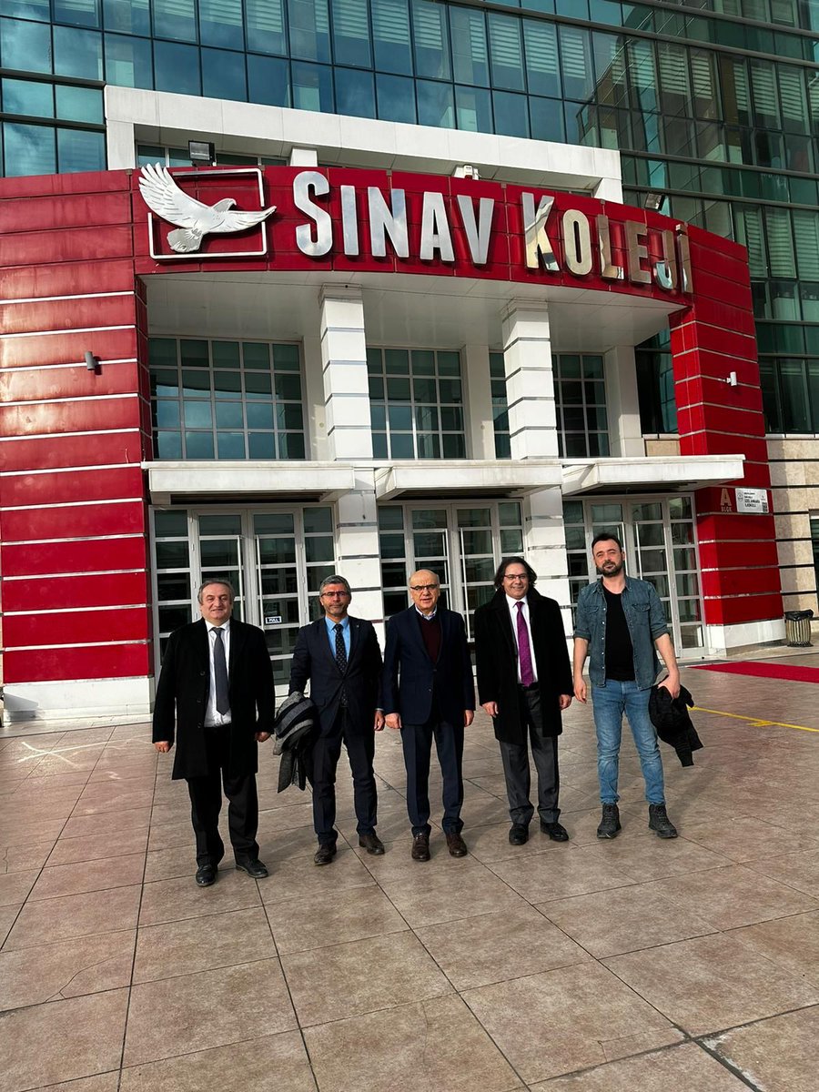 turkpdrdernegi's tweet photo. Özel Eğitim Öğretim Kurumlarında sunulan Psikolojik Danışma ve Rehberlik Hizmetleri 

Genel Başkanımız Mesut YILDIRIM ve Yönetim Kurulu üyelerimiz Sınav Eğitim Kurumları Kurucusu ve Yönetim Kurulu Başkanı Metin ÖZER’i ziyaret ettiler. Ziyaret kapsamında özel sektörde sunulan psikolojik danışma ve rehberlik hizmetlerinin mevcut durumu, hizmetin niteliğinin artırılması, nitelikli/yetkin personel istihdamı, mesleki gelişim süreçlerinin desteklenmesi, çalışma şartları konu başlıklarında istişarelerde bulunuldu.
Görüşme içeriğine dair ortak çalışmaların yapılması ve bu çalışmaların bir protokol kapsamında resmiyete dökülmesi konusunda mutabık kalındı.
Kurulacak komisyonlarca protokol üzerinde çalışmalar başlatılarak kısa süre içerisinde imza altına alınacak.

Sınav Eğitim Kurumları Yönetim Kurulu Başkanı Sn. Metin ÖZER’e nazik misafirperverliği, keyifli, samimi ve verimli sohbeti için teşekkür ederiz.

@turkpdrdernegi 
@sinavegitim
@sinavkolej