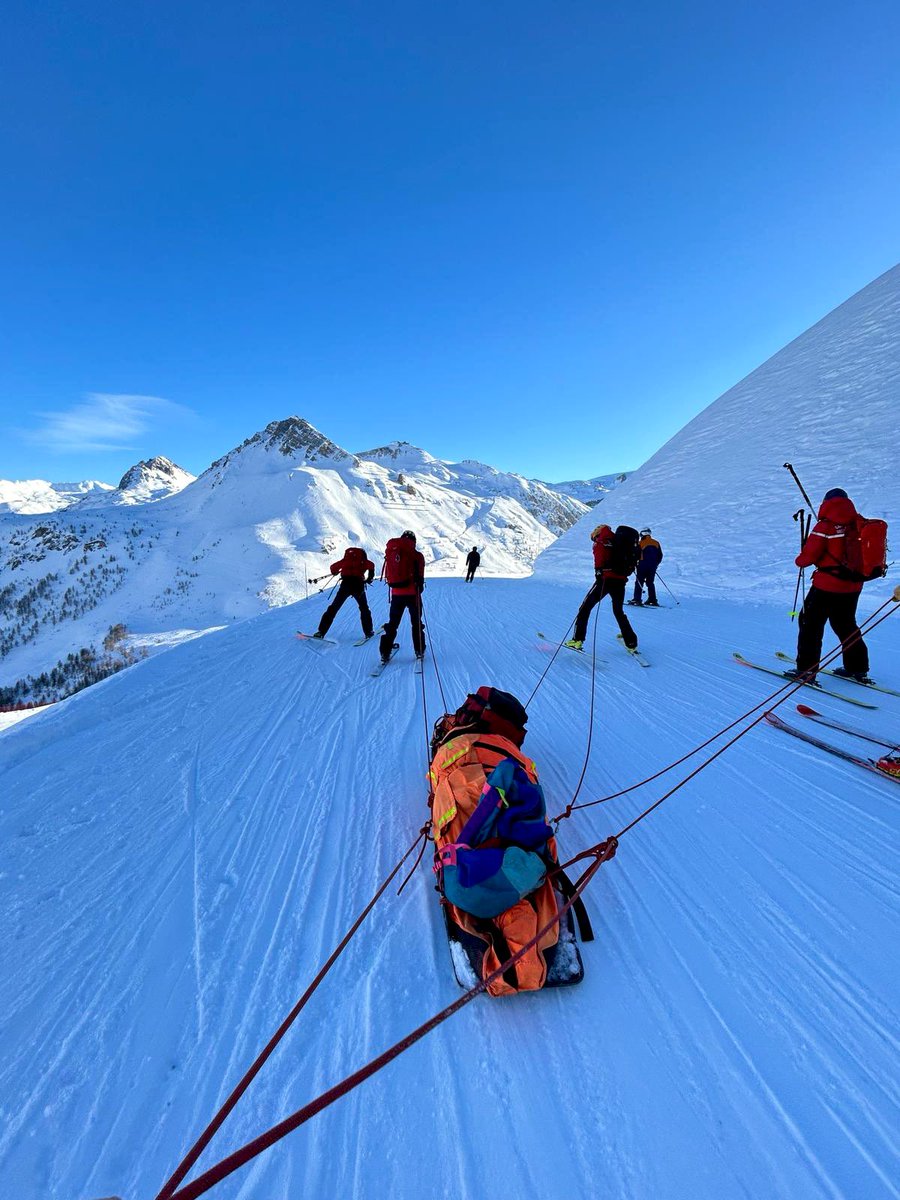 SIS_2A's tweet photo. De superbes images de la Formation de maintien et de Perfectionnement des acquis en cours pour notre équipe Secours Montagne GMSP 2A. Elle se déroule sur le domaine #Tignes val d’Isère en #savoie. https://t.co/mA0AUYpKHA