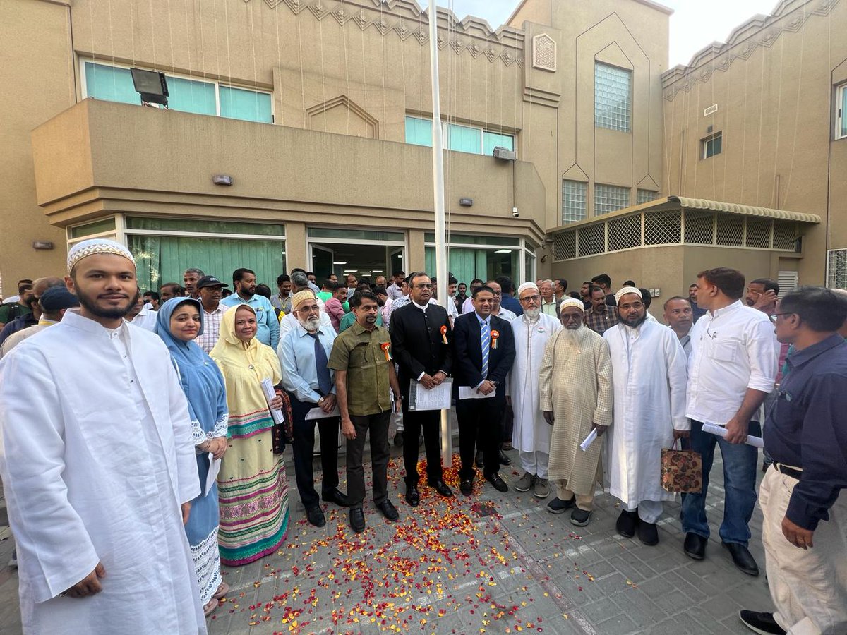 Bohras_MidEast's tweet image. Members of the #Sharjah community of @Dawoodi_Bohras were delighted to attend a flag hoisting ceremony at the Indian Association to commemorate #IndiaRepublicDay &amp;amp; celebrate their shared heritage.