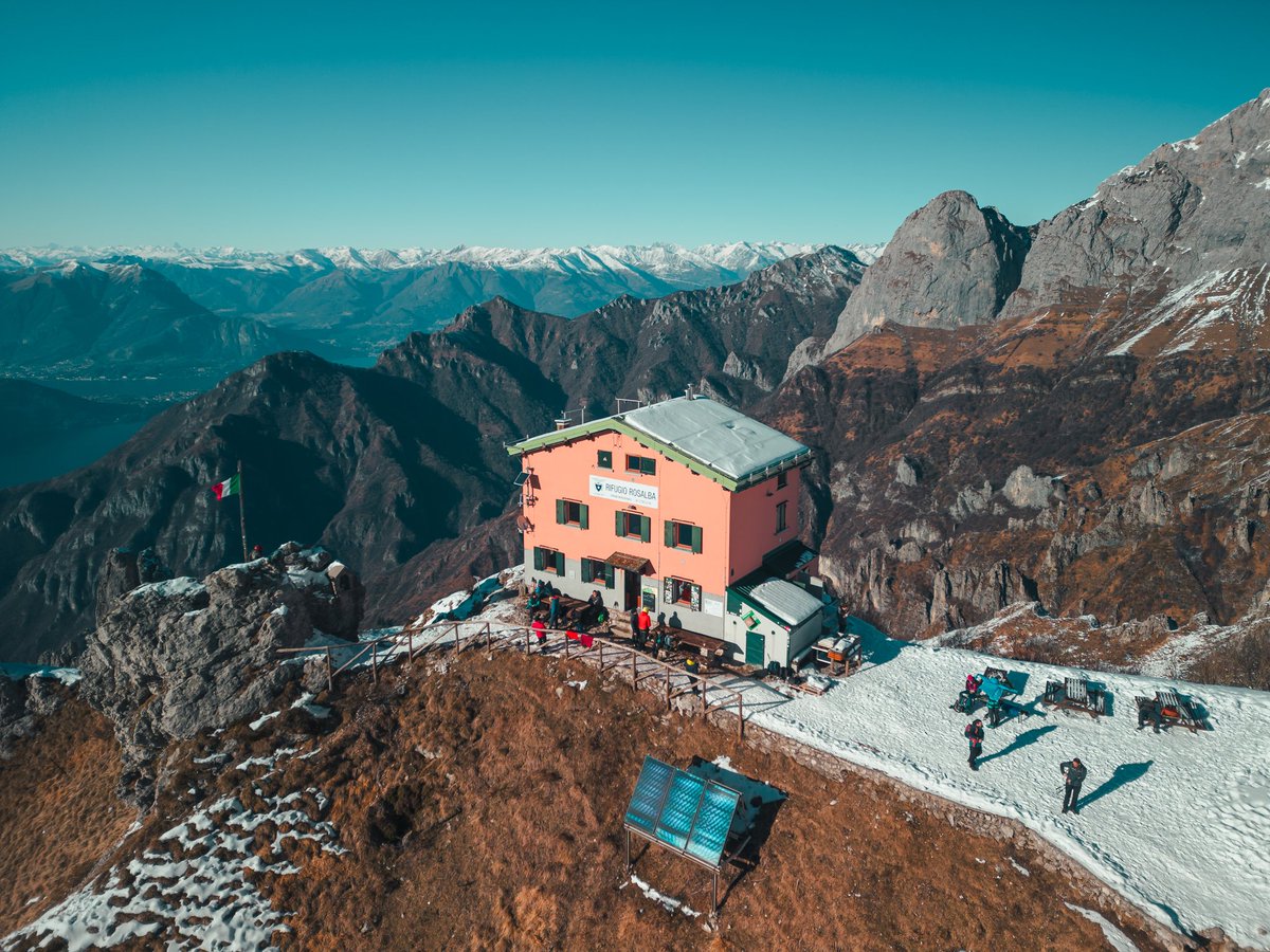 Saliinvetta's tweet photo. Oggi voliamo ๐ฉ๏ธ sulla Grigna e sopra al Rifugio Rosalba ๐
Che meraviglia ๐
๐ Qui trovate tutti i dettagli del Rifugio :
https://t.co/dlGIGDEE18
#rifugiorosalba #grigna #grignetta #valsassina #piandeiresinelli #sentierodellefoppe https://t.co/2jXkUHW5fZ
