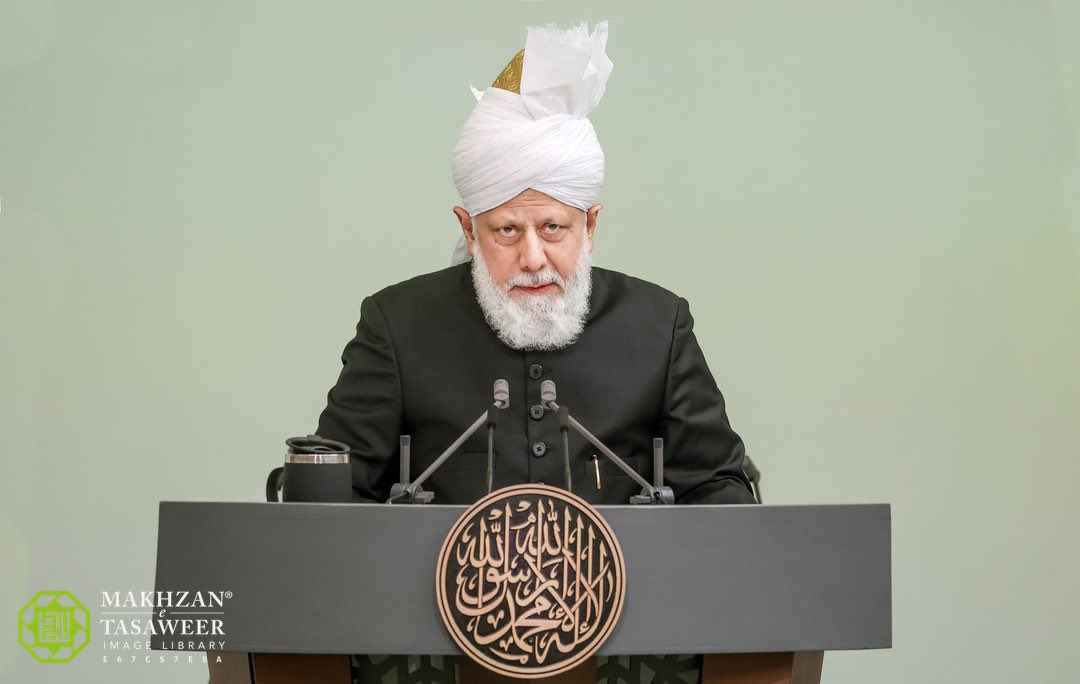 NewsMTA's tweet photo. 📢 LATEST: "The world is rapidly heading towards a world war"

🇾🇪 Hazrat Mirza Masroor Ahmad (aba) reminded Ahmadis to pray for the current state of the world and asked for special prayers for Ahmadis in Yemen.

His Holiness also prayed for the Muslim Ummah:

"Similarly, pray for the Muslim Ummah. May Allah enable them to unite and grant them wisdom and understanding."

"Pray for the general state of the world, it is rapidly heading towards a world war. May Allah the Almighty have Mercy."