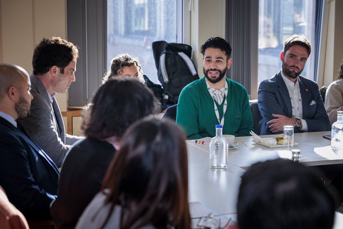 hadjalahbib's tweet image. La situation au Moyen-Orient nous concerne tous, et suscite chez nos jeunes beaucoup d’émotion.

J’ai échangé aujourd'hui avec un groupe de jeunes de l'@ASATT_EU.

Comprendre les racines du conflit, le rôle de la diplomatie, et ne choisir qu’un seul camp: celui de la paix !