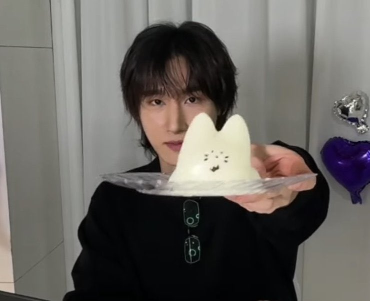 KYUNSARCHIVE's tweet photo. 🎂🖤 #IM #아이엠 https://t.co/hUWvYAog66