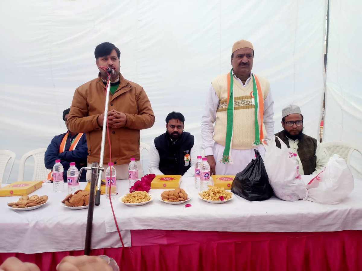 AAP4Kanpur's tweet photo. गणतंत्र दिवस के शुभ अवसर पर कानपुर नगर AAP कार्यालय पर जिलाध्यक्ष @anujAAPka जी ने ध्वजारोहण कर शहीदों को नमन किया।

आइए, हम सब भारतवासी मिलकर प्रण लें कि आने वाले समय में भारत को दुनिया का सर्वश्रेष्ठ राष्ट्र बनाएंगे 🇮🇳

#HappyRepublicDay 🇮🇳 https://t.co/dwPGUXOZA2