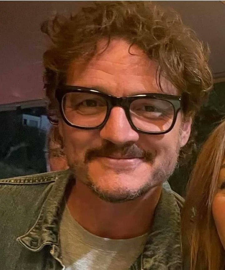 Pedrosgal69's tweet image. The Hair🥺🥺🥺🥵🥵🥵 #pascalispunk #pedropascal #WeLovePedroPascal