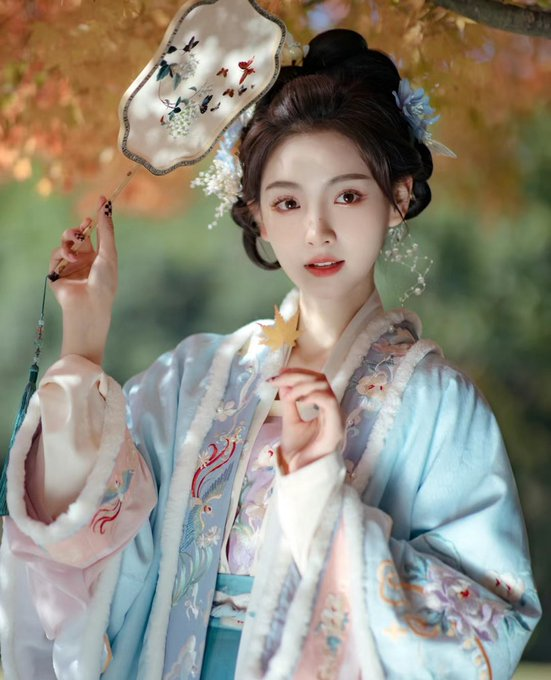 mcse991314's tweet photo. 秋色不及你眼眸 #汉服 https://t.co/GgFINRoglQ