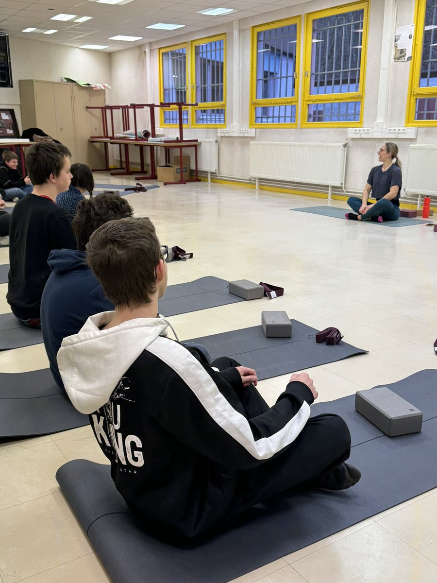 YannickKratz's tweet photo. Première séance de Yoga 🧘‍♀️ dans le cadre du projet bien-être à la SEP du lycée Teyssier. https://t.co/4tNZBJoJgi