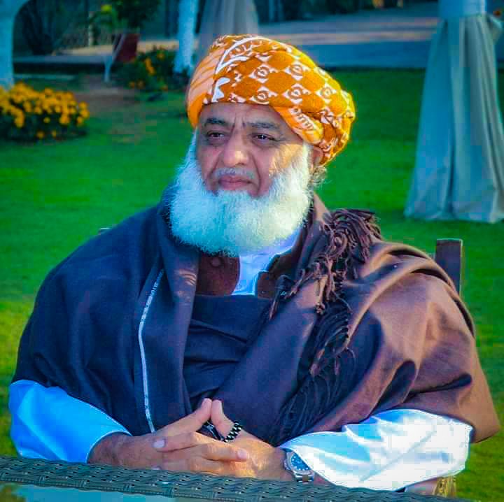 شاگرد : غیبی مدد کیا ہوتی ہے
استاد : کوئی تمہاری سیاست ختم کرناچاہے اور آپ اسکی پارٹی ہی ختم کردیں
یہ غیبی مدد کہلاتاہے🔥