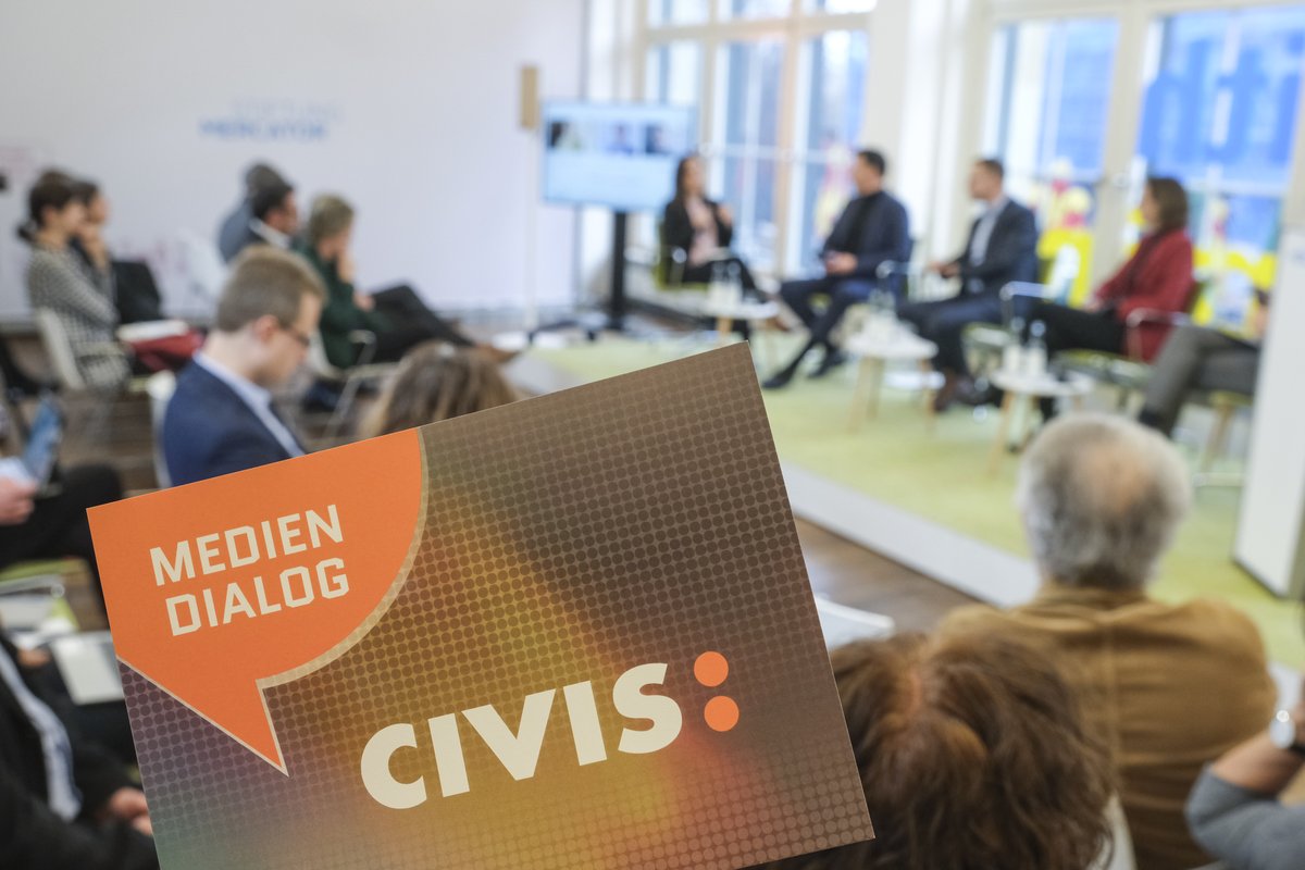 MercatorDE's tweet photo. 📊🤯Neue Studie der Uni Mainz: Wie vielfältig berichten Formate des öffentlich-rechtlichen Rundfunks? Beim 1. CIVIS Mediendialog @CIVISPreis wurde die Studie von Prof. Dr. Marcus Maurer und seinem Team der @uni_mainz präsentiert. Auf dem Podium diskutierten im Anschluss...1/2 https://t.co/JoMDqlI296