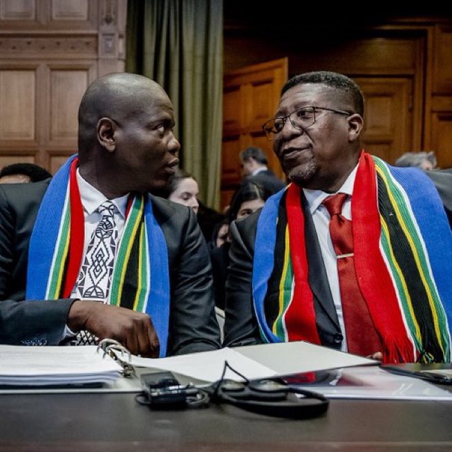 لمن يسأل لماذا لم تصدر محكمة العدل الدولية حكما بوقف اطلاق النار؟!
🔴 لان الحرب الدائرة اليوم في عرف المحكمة بين دولة وحركة مسلحة وليس بين دولة ودولة والمحكمة تختص فقط بالاحكام التي تتعلق بالدول.
فكيف ستصدر قرارا بوقف اطلاق النار ضد اسرائيل وهناك حركة مسلحة ليست ملزمة قانونا بهذا