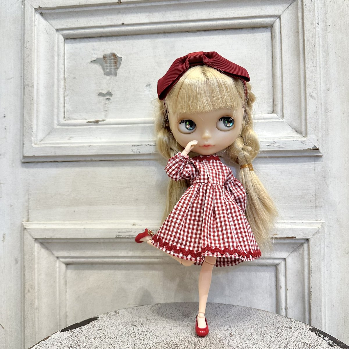 Angenannan's tweet photo. #1日1作品

赤い服には赤い靴👠
うしろにリボンのついたヒールの靴です。 https://t.co/McAJaifdmg