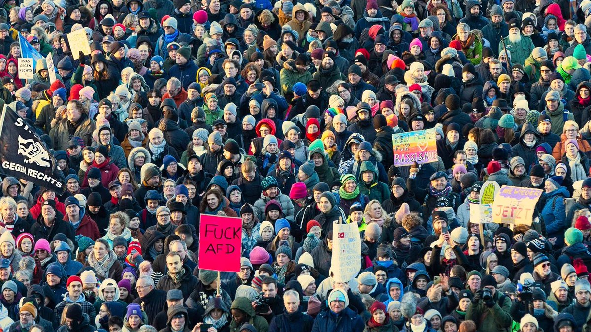 Wir sind das Volk! #LAUTgegenDenFaschismus #AfDVerbotSofort