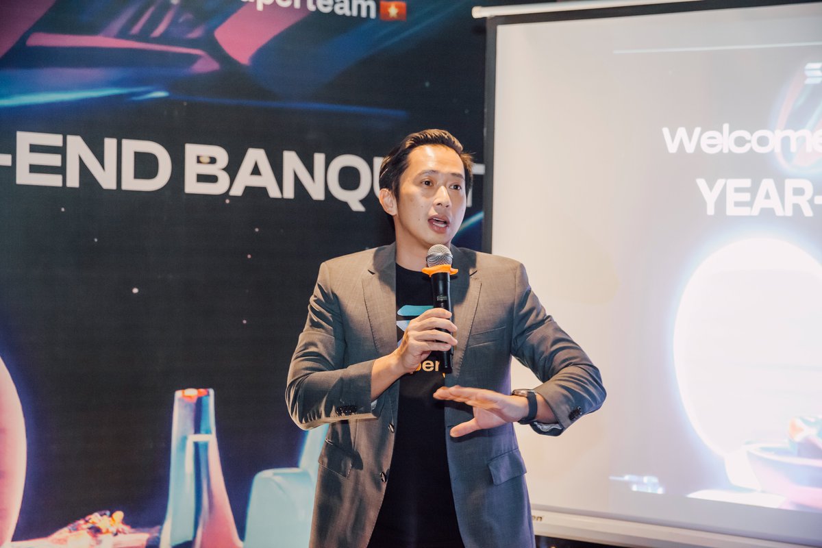 SuperteamVN's tweet photo. 4/ 🌟 Spotlight on Active Contributors
- 🚀 Cảm ơn rất nhiều các thành viên tích cực nhất của cộng đồng: @Trekn_xyz , @get_nimbus , Zang, Lavenes, Trường, Son Ha, Quang Lamas.

🎉 Những Khoảnh Khắc Đặc Biệt:
- 🌟 Một sự kiện lớn khi @trucy  từ @Backpack đến thăm.
- 🎁 Một bất ngờ khác khi @CanadianTuxSOL  airdrop một lượng lớn #memecoin cho những builder trẻ của chúng ta (tự hào khi là thành viên SuperteamVN đúng không mọi người 🤩).

🛍️ Quà Cho Mọi Người:
- 🎁 Không ai rời đi mà không mang theo quà.
Một số nhận được hộp quà Tết, một số được tặng memecoins, và một số thậm chí còn rời đi với AirPods Pro hoặc sạc. Nhưng trên hết, mọi người đều rời đi với thêm nhiều người bạn mới và tình thần để BUILDING!

#Solana #BuildWithSuperteamVN #SuperteamVN
@solana  @SuperteamDAO