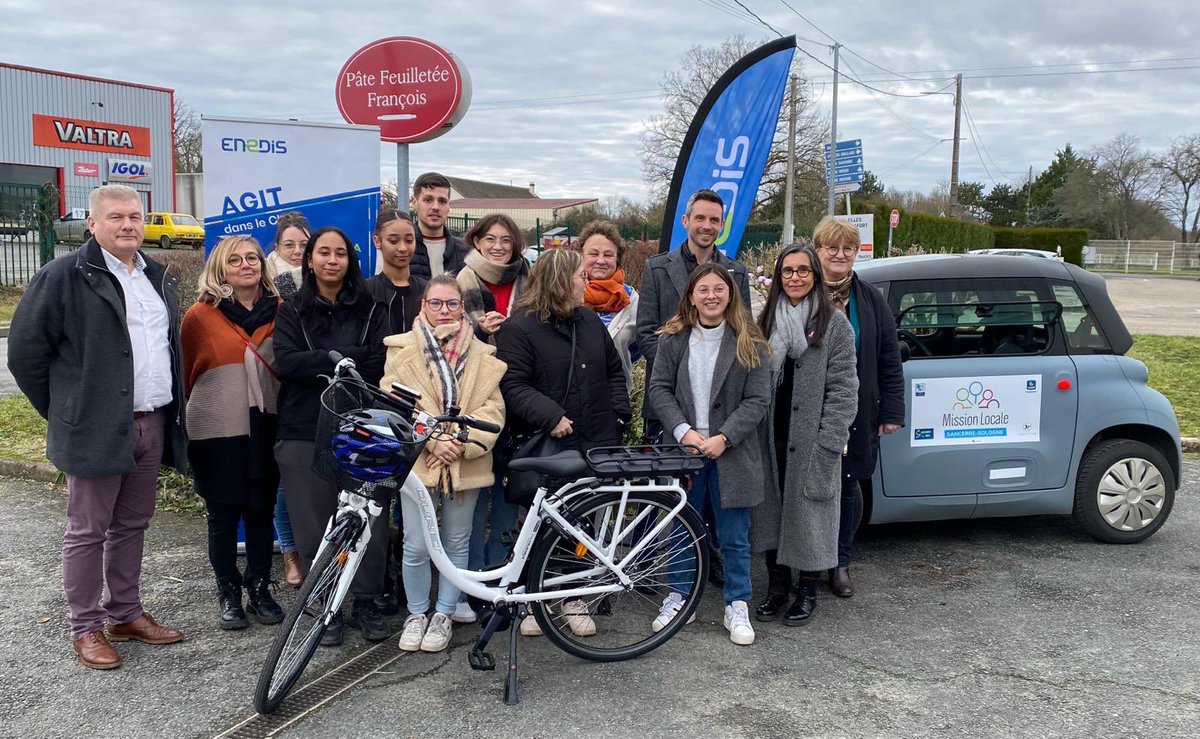 enedis_centre's tweet photo. Ça roule dans le #cher pour l’#emploi et la #planete ! Grâce à @enedis et le syndicat mixte du pays sancerre Sologne, les jeunes de la mission locale pourront se rendre en formation ou au travail en vélos électriques ! 🚲 https://t.co/ku0rJTUE4k