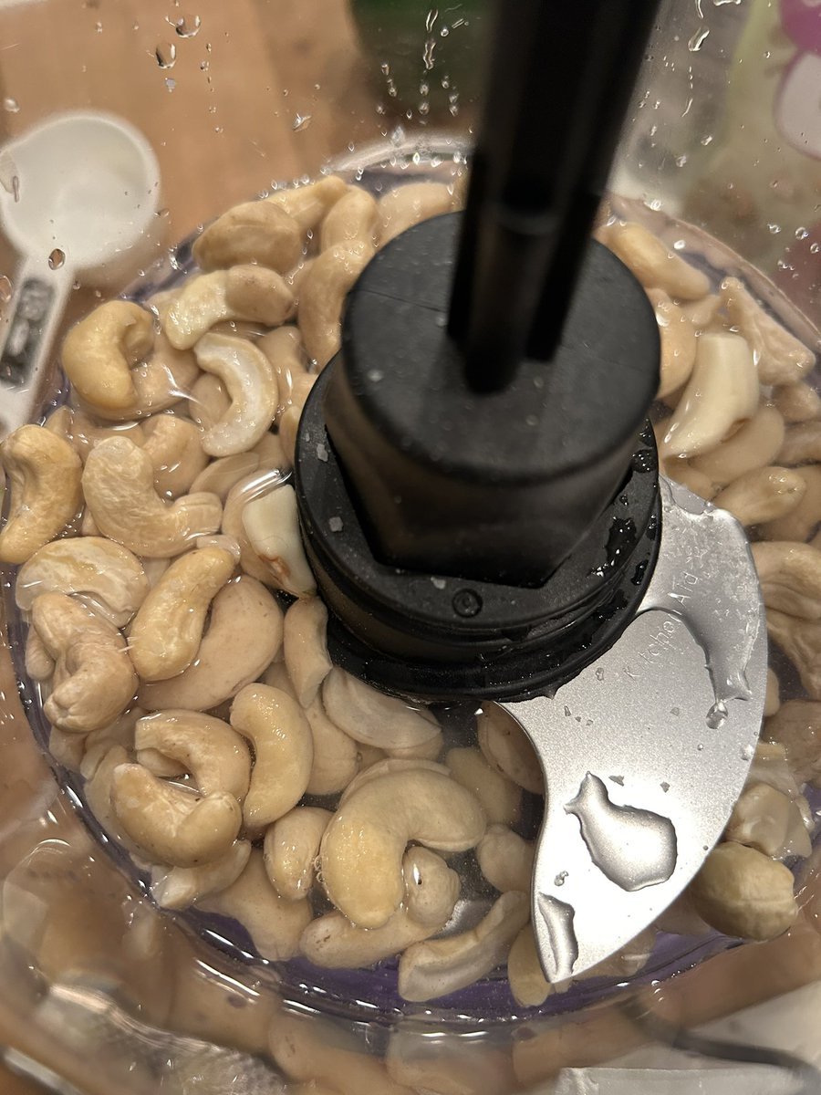 CookPraySlay's tweet photo. During my Daniel Fast I made this delicious Cashew Lime Sauce to replace sour cream on my vegan fajitas. Obsessed y’all . Recipe coming!! 🙌🏽🙌🏽 https://t.co/sFWpjZGBPo