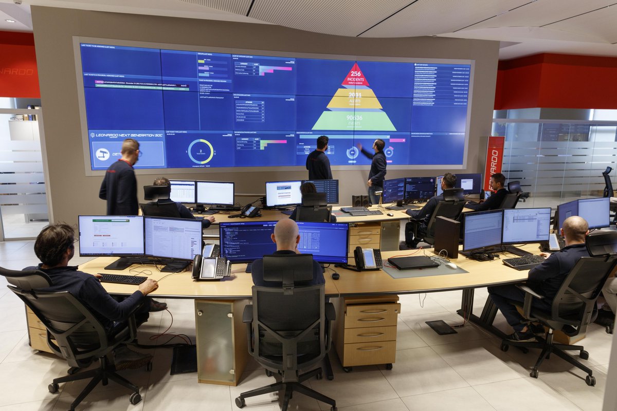DKambItaly's tweet photo. Una visita di grande ispirazione ieri al Security Operation Center (#SOC) - di @Leonardo_IT a Chieti per approfondire tecnologie e soluzioni all’avanguardia nell’ambito di #Cybersecurity e intelligence. Priorità assoluta sia per l’Italia che la Danimarca 🇮🇹🇩🇰 https://t.co/JJIE1nZqvl